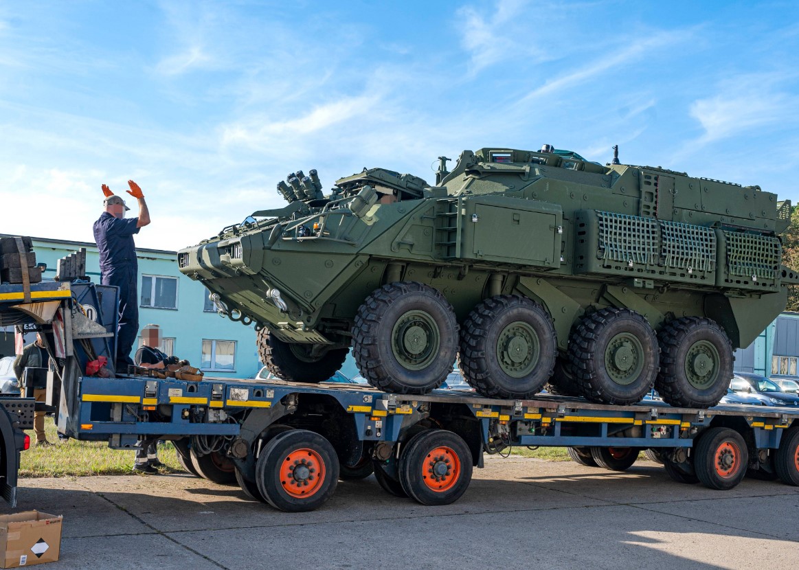 Канада передала БТР LAV Україні